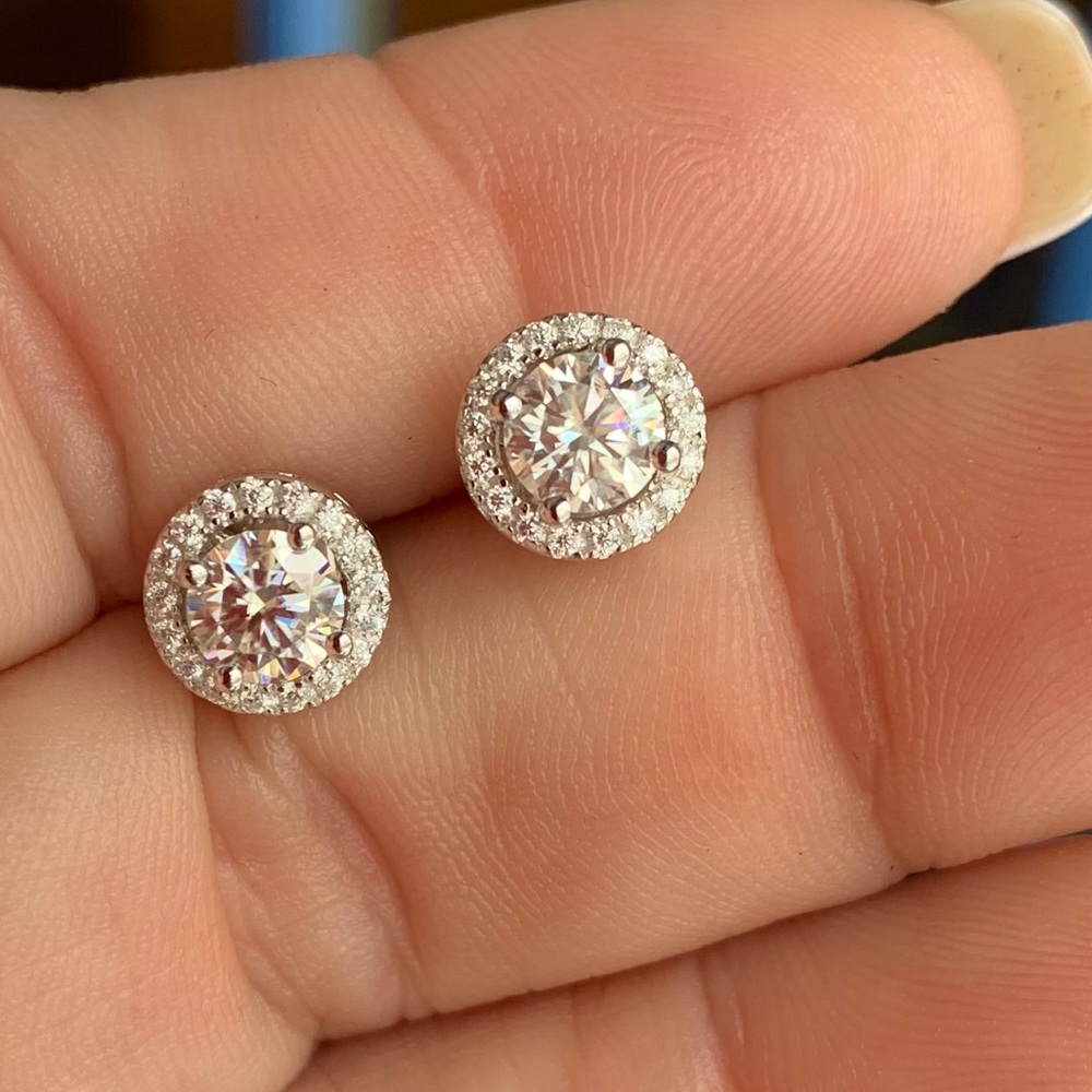 Stunning 1.50 TCW Moissanite halo earrings - Picture 3 of 6